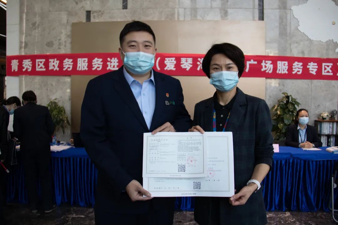 帮办代办简易办 让企业办事更高效——青秀区提升政务服务优化球友会营商环境(图2)