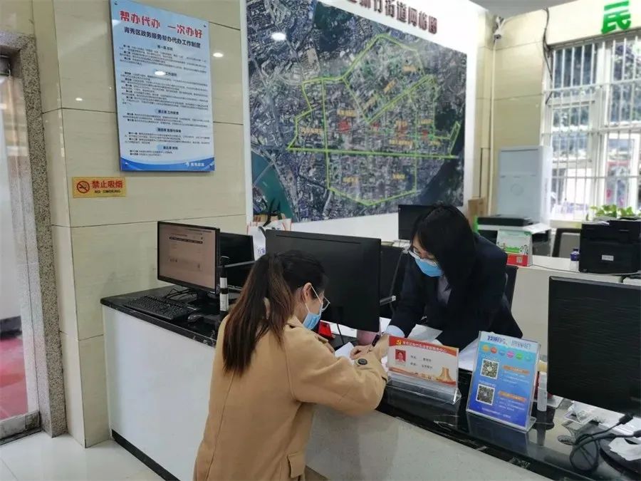 帮办代办简易办 让企业办事更高效——青秀区提升政务服务优化球友会营商环境(图5)