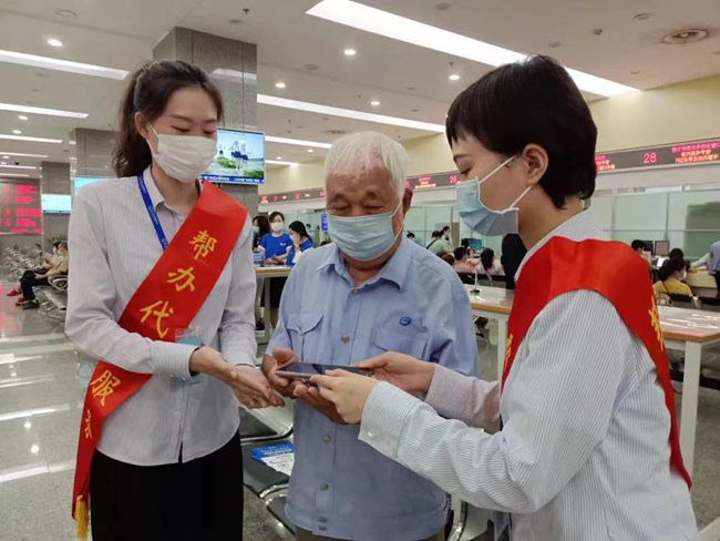 厦门市行政服务中心大力开展帮办代办服务今年已帮助4000多名特殊群众走“绿色通道”(图1)