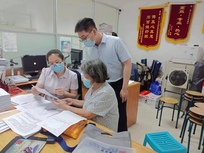 厦门市行政服务中心大力开展帮办代办服务今年已帮助4000多名特殊群众走“绿色通道”(图2)