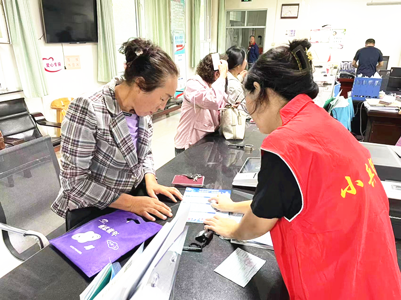 帮办代办贴心办！师市政务服务中心“小兵帮办”精细服务暖人心(图1)