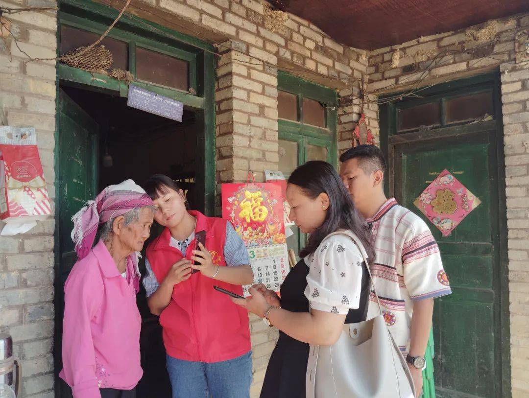 景洪市：“三心”服务深化“帮办代办”(图2)