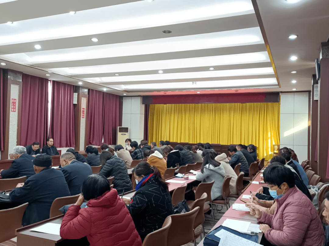 汶阳镇：帮办代办贴心办 助企惠民促发展(图1)