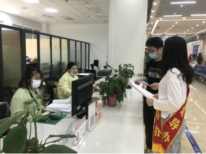 沅江市行政审批服务局 “帮办代办” 服务帮到群众心坎上(图1)