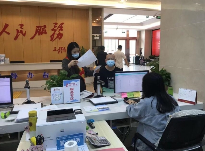 沅江市行政审批服务局 “帮办代办” 服务帮到群众心坎上(图2)